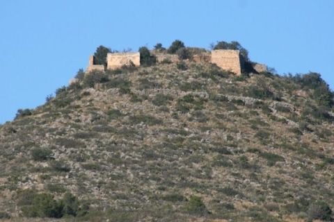 View of the Castellar Castle in the Sierra de Mustalla