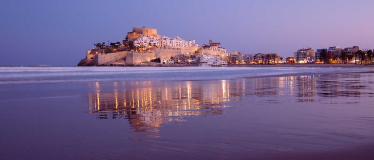 Costa y castillo de Peñíscola de noche